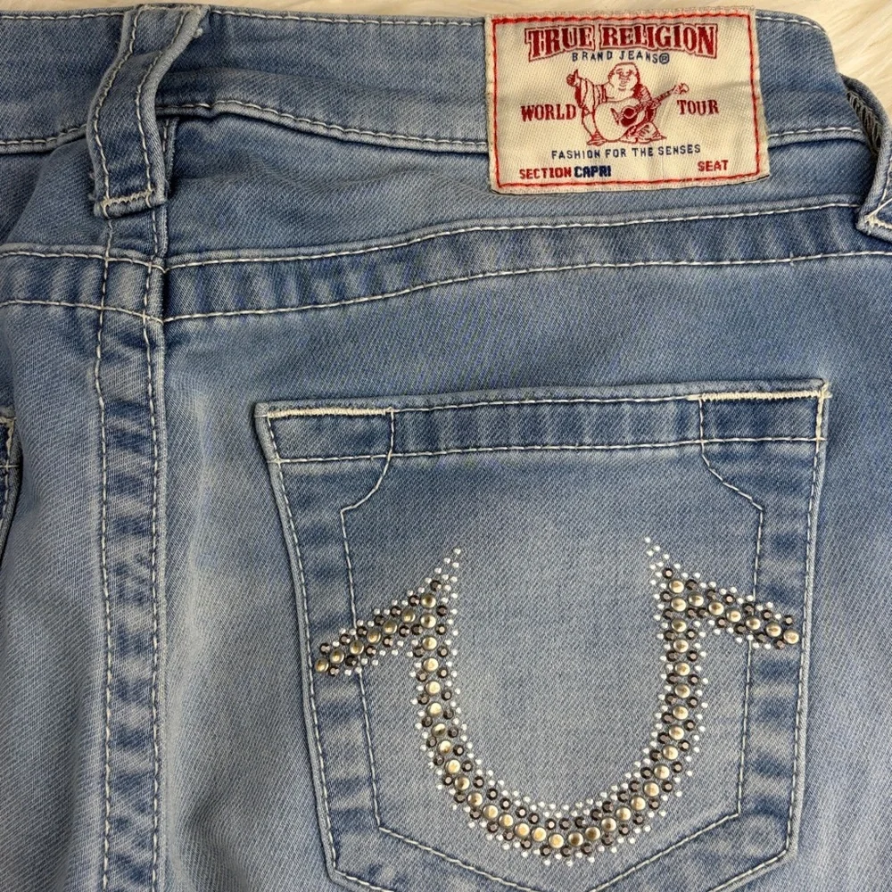 True Religion ‘Capri’ Cropped Jeans ~ in Light Blue Wash w/ Studs ~ Size 28 - Picture 8 of 16